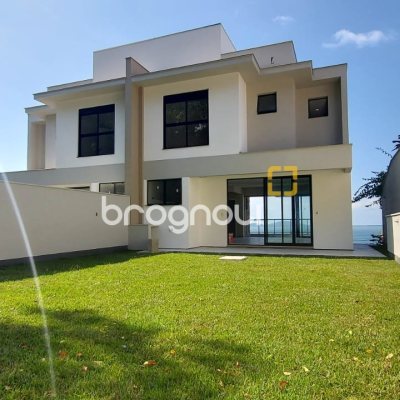Casa com 180m², 3 quartos (sendo 1 suíte), 4 garagens, no bairro Centro em São José
