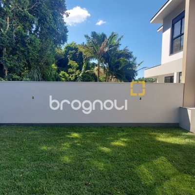 Casa com 180m², 3 quartos (sendo 1 suíte), 4 garagens, no bairro Centro em São José