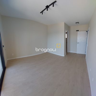 Casa com 180m², 3 quartos (sendo 1 suíte), 4 garagens, no bairro Centro em São José