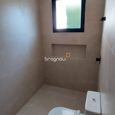 Casa com 180m², 3 quartos (sendo 1 suíte), 4 garagens, no bairro Centro em São José