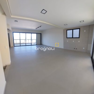 Casa com 180m², 3 quartos (sendo 1 suíte), 4 garagens, no bairro Centro em São José