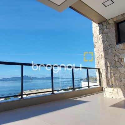 Casa com 180m², 3 quartos (sendo 1 suíte), 4 garagens, no bairro Centro em São José