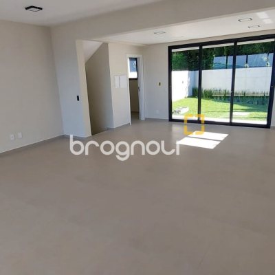 Casa com 180m², 3 quartos (sendo 1 suíte), 4 garagens, no bairro Centro em São José