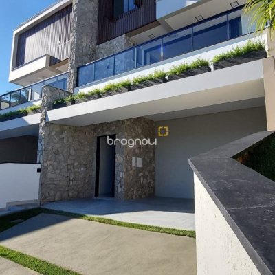 Casa com 180m², 3 quartos (sendo 1 suíte), 4 garagens, no bairro Centro em São José