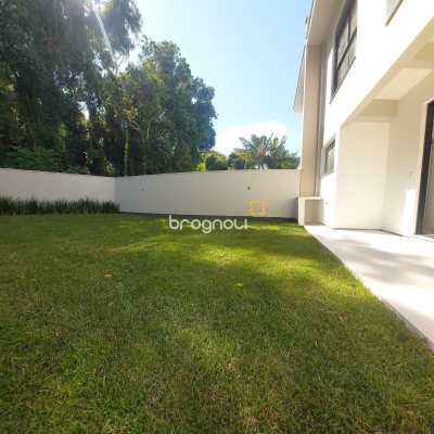 Casa com 180m², 3 quartos (sendo 1 suíte), 4 garagens, no bairro Centro em São José