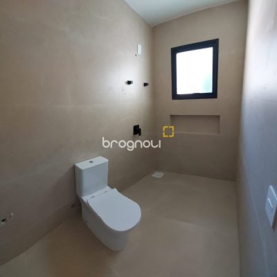 Casa com 180m², 3 quartos (sendo 1 suíte), 4 garagens, no bairro Centro em São José