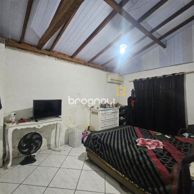 Casa com 149m², 4 quartos, 3 garagens, no bairro Barreiros em São José