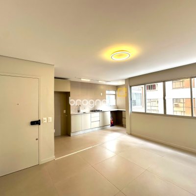 Apartamento com 60m², 2 quartos, 1 garagem, no bairro Centro em Florianópolis