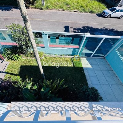 Casa com 158m², 4 quartos (sendo 1 suíte), 3 garagens, no bairro Campeche em Florianópolis