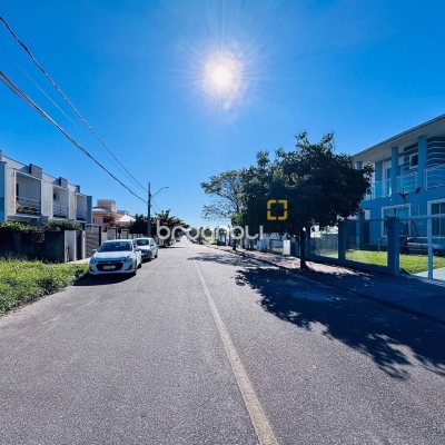 Casa com 158m², 4 quartos (sendo 1 suíte), 3 garagens, no bairro Campeche em Florianópolis
