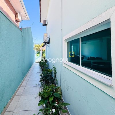 Casa com 158m², 4 quartos (sendo 1 suíte), 3 garagens, no bairro Campeche em Florianópolis