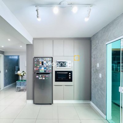Casa com 158m², 4 quartos (sendo 1 suíte), 3 garagens, no bairro Campeche em Florianópolis