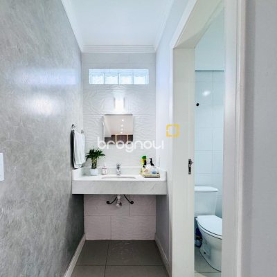 Casa com 158m², 4 quartos (sendo 1 suíte), 3 garagens, no bairro Campeche em Florianópolis