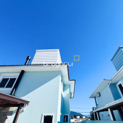 Casa com 158m², 4 quartos (sendo 1 suíte), 3 garagens, no bairro Campeche em Florianópolis