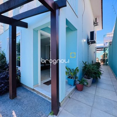 Casa com 158m², 4 quartos (sendo 1 suíte), 3 garagens, no bairro Campeche em Florianópolis