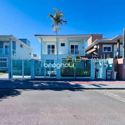 Casa com 158m², 4 quartos (sendo 1 suíte), 3 garagens, no bairro Campeche em Florianópolis