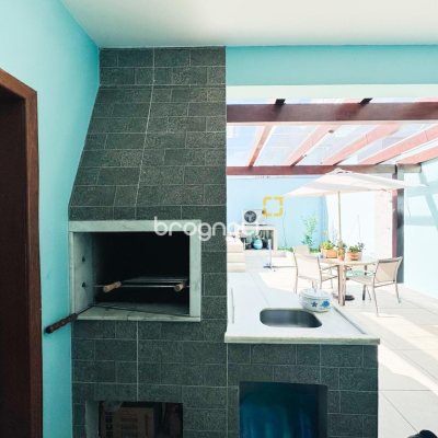 Casa com 158m², 4 quartos (sendo 1 suíte), 3 garagens, no bairro Campeche em Florianópolis