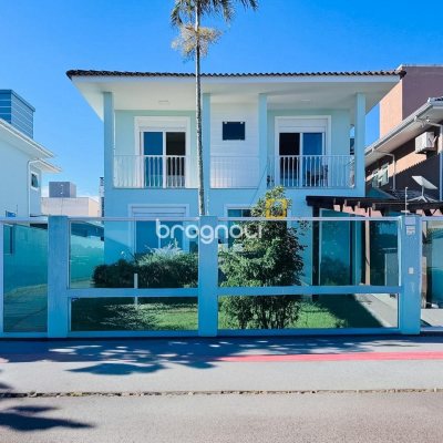Casa com 158m², 4 quartos (sendo 1 suíte), 3 garagens, no bairro Campeche em Florianópolis