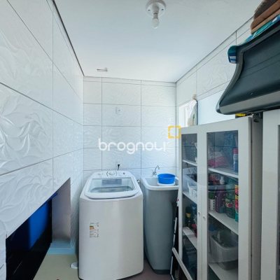 Casa com 158m², 4 quartos (sendo 1 suíte), 3 garagens, no bairro Campeche em Florianópolis