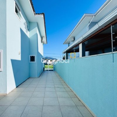 Casa com 158m², 4 quartos (sendo 1 suíte), 3 garagens, no bairro Campeche em Florianópolis