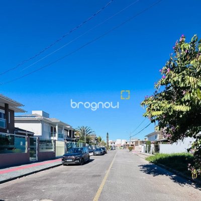Casa com 158m², 4 quartos (sendo 1 suíte), 3 garagens, no bairro Campeche em Florianópolis