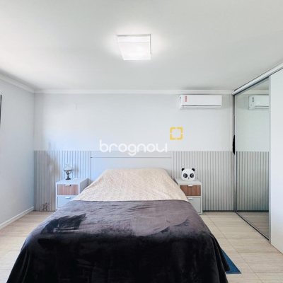Casa com 158m², 4 quartos (sendo 1 suíte), 3 garagens, no bairro Campeche em Florianópolis