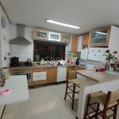 Casa com 90m², 4 quartos (sendo 1 suíte), 2 garagens, no bairro Ingleses do Rio Vermelho em Florianópolis