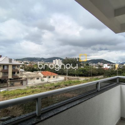 Apartamento com 76m², 2 quartos (sendo 1 suíte), 1 garagem, no bairro Areias em São José