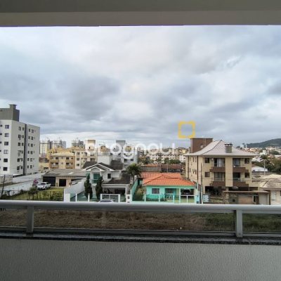 Apartamento com 76m², 2 quartos (sendo 1 suíte), 1 garagem, no bairro Areias em São José