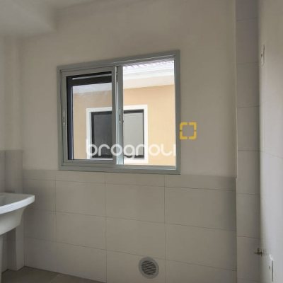 Apartamento com 76m², 2 quartos (sendo 1 suíte), 1 garagem, no bairro Areias em São José