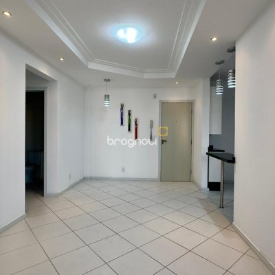 Apartamento com 66m², 2 quartos (sendo 1 suíte), 1 garagem, no bairro Barreiros em São José