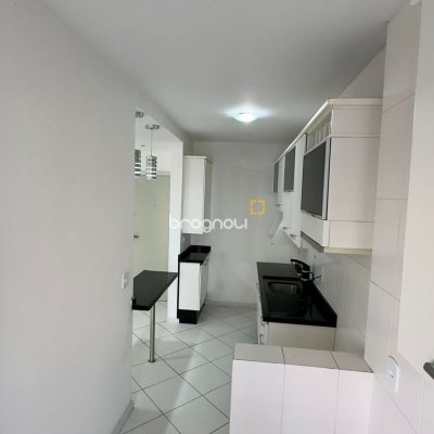 Apartamento com 66m², 2 quartos (sendo 1 suíte), 1 garagem, no bairro Barreiros em São José