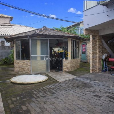 Casa com 144m², 4 quartos (sendo 1 suíte), 7 garagens, no bairro Rio Tavares em Florianópolis