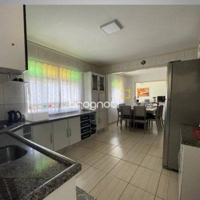 Casa com 144m², 4 quartos (sendo 1 suíte), 7 garagens, no bairro Rio Tavares em Florianópolis
