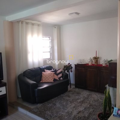 Casa com 144m², 4 quartos (sendo 1 suíte), 7 garagens, no bairro Rio Tavares em Florianópolis