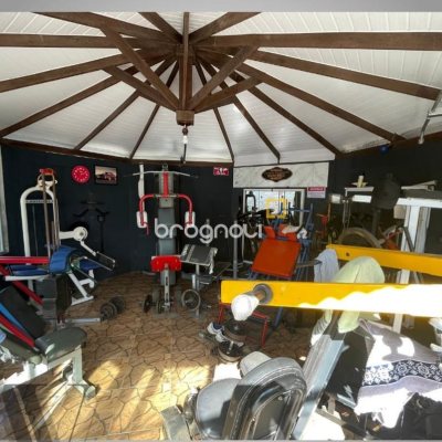 Casa com 144m², 4 quartos (sendo 1 suíte), 7 garagens, no bairro Rio Tavares em Florianópolis