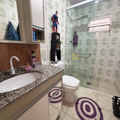 Casa com 144m², 4 quartos (sendo 1 suíte), 7 garagens, no bairro Rio Tavares em Florianópolis