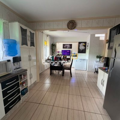 Casa com 144m², 4 quartos (sendo 1 suíte), 7 garagens, no bairro Rio Tavares em Florianópolis