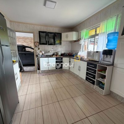 Casa com 144m², 4 quartos (sendo 1 suíte), 7 garagens, no bairro Rio Tavares em Florianópolis