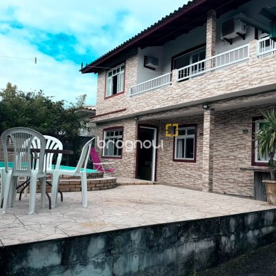 Casa com 144m², 4 quartos (sendo 1 suíte), 7 garagens, no bairro Rio Tavares em Florianópolis