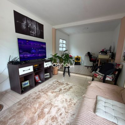Casa com 144m², 4 quartos (sendo 1 suíte), 7 garagens, no bairro Rio Tavares em Florianópolis
