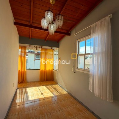 Casa com 144m², 4 quartos (sendo 1 suíte), 7 garagens, no bairro Rio Tavares em Florianópolis