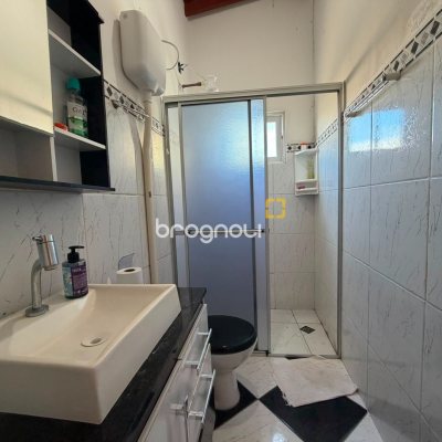 Casa com 144m², 4 quartos (sendo 1 suíte), 7 garagens, no bairro Rio Tavares em Florianópolis