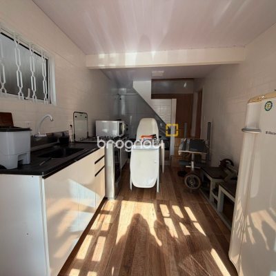 Casa com 144m², 4 quartos (sendo 1 suíte), 7 garagens, no bairro Rio Tavares em Florianópolis