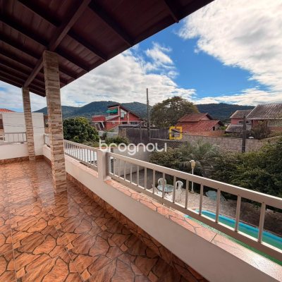 Casa com 144m², 4 quartos (sendo 1 suíte), 7 garagens, no bairro Rio Tavares em Florianópolis