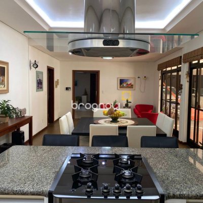 Casa com 454m², 5 quartos (sendo 4 suítes), 2 garagens, no bairro Saco Grande em Florianópolis