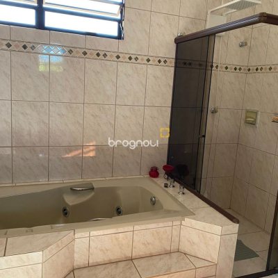 Casa com 454m², 5 quartos (sendo 4 suítes), 2 garagens, no bairro Saco Grande em Florianópolis