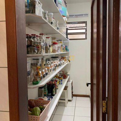 Casa com 454m², 5 quartos (sendo 4 suítes), 2 garagens, no bairro Saco Grande em Florianópolis