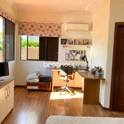 Casa com 454m², 5 quartos (sendo 4 suítes), 2 garagens, no bairro Saco Grande em Florianópolis