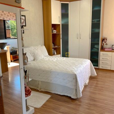 Casa com 454m², 5 quartos (sendo 4 suítes), 2 garagens, no bairro Saco Grande em Florianópolis